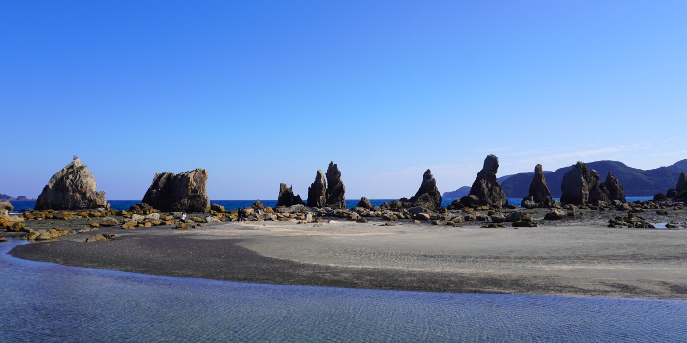 和歌山県串本町の名勝・橋杭岩、海に並ぶ岩柱と青空の風景