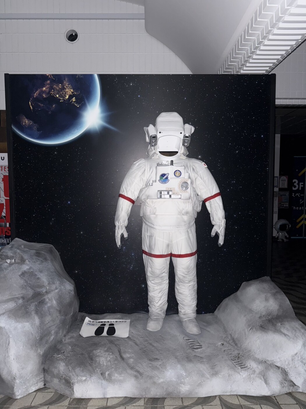 停電中のSora-Miru館内にある宇宙服展示の近景