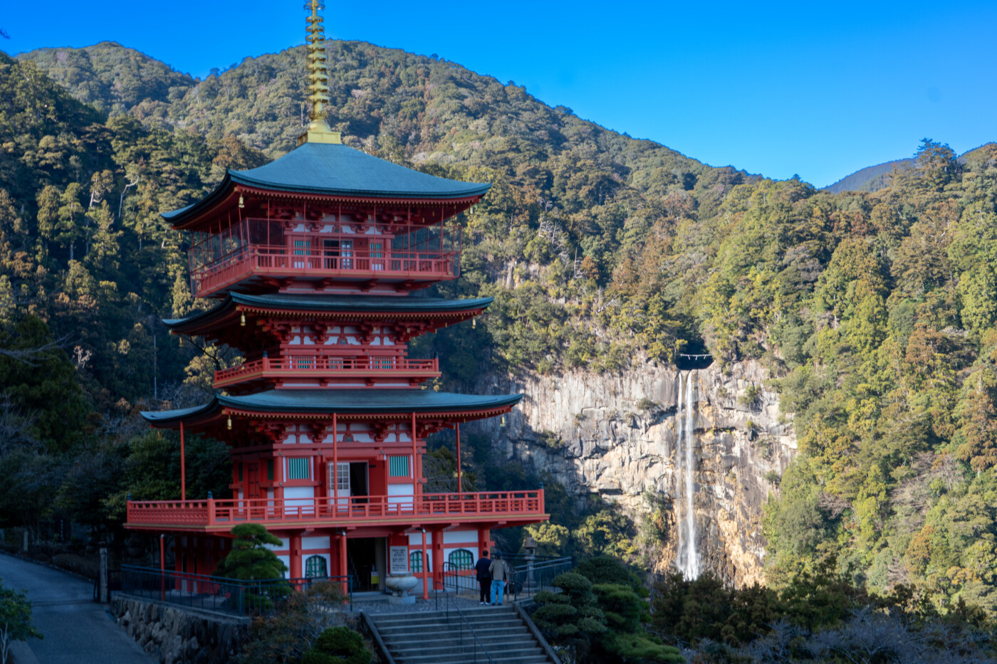 那智山の朱色の三重塔