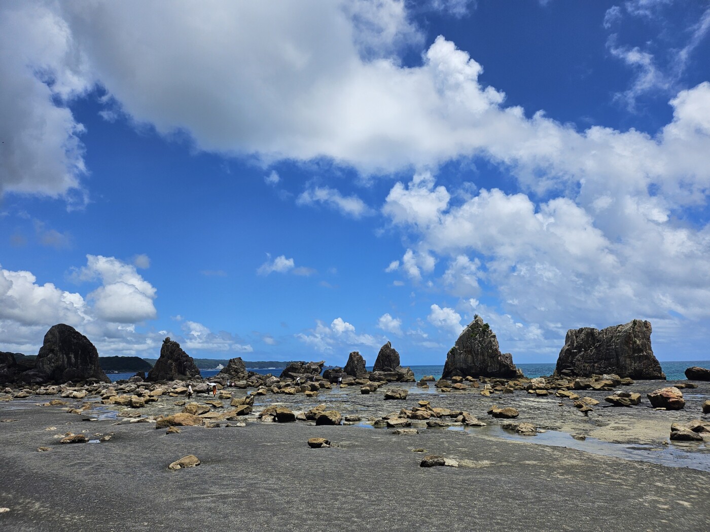 串本町の橋杭岩に立ち並ぶ奇岩群と青空
