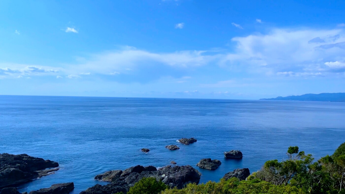 串本町紀伊大島周辺の太平洋と岩礁の風景