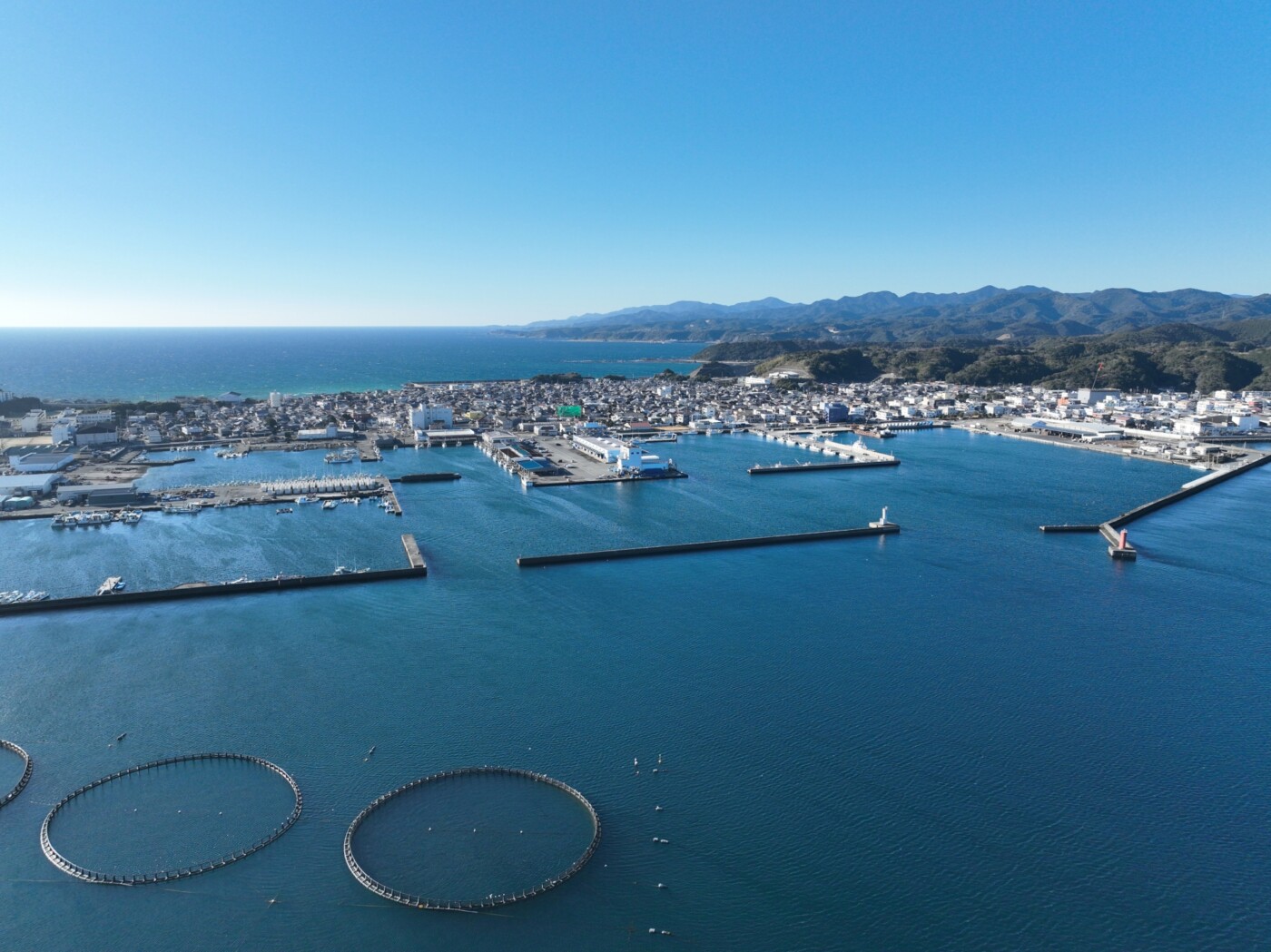 串本町の漁港と太平洋を望む海沿いの風景
