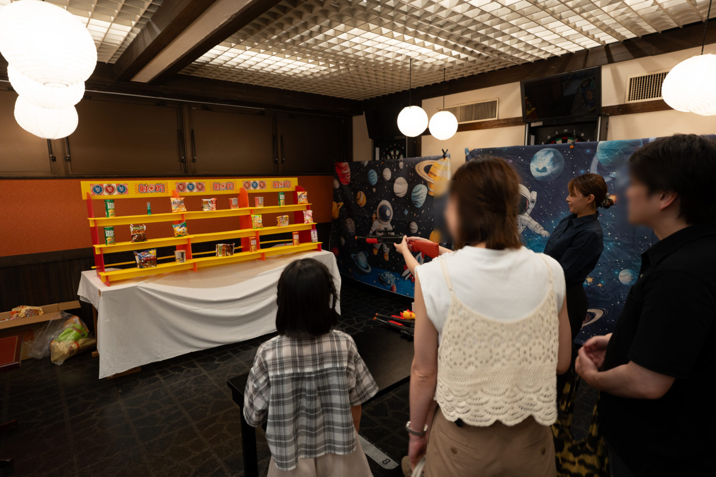 宇宙縁日の縁日ゲームに参加する子どもたち